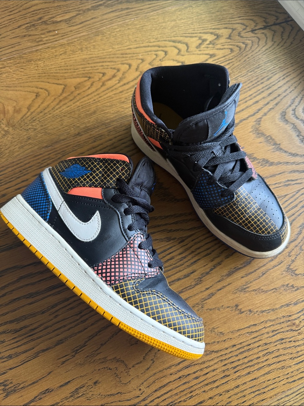 Nike Air Jordan 1 Mid youth size 5